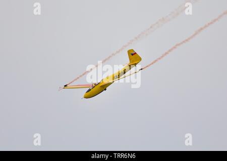 Letov Lf-107 Luňák'CK4286 -0927" (BGA) aerobatic Glider durchführen an den Shuttleworth fliegendes Festival am 2. Juni 2019 Stockfoto