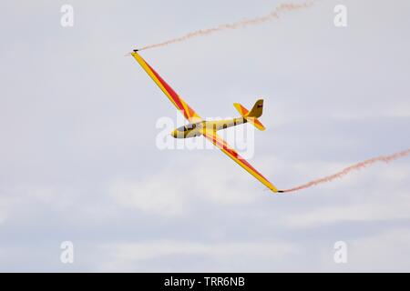 Letov Lf-107 Luňák'CK4286 -0927" (BGA) aerobatic Glider durchführen an den Shuttleworth fliegendes Festival am 2. Juni 2019 Stockfoto