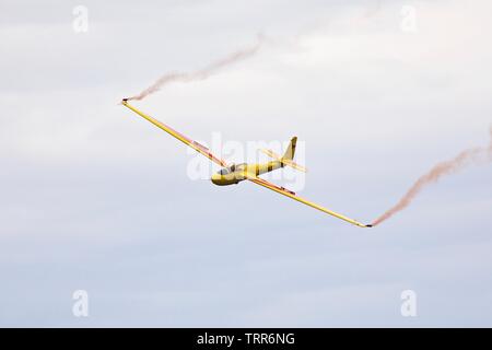 Letov Lf-107 Luňák'CK4286 -0927" (BGA) aerobatic Glider durchführen an den Shuttleworth fliegendes Festival am 2. Juni 2019 Stockfoto