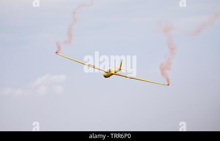 Letov Lf-107 Luňák'CK4286 -0927" (BGA) aerobatic Glider durchführen an den Shuttleworth fliegendes Festival am 2. Juni 2019 Stockfoto