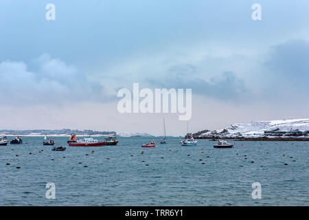 St. Mary's Pool, Hugh Town, St. Mary's, Isles of Scilly, UK: ein seltener Fall von Schnee auf den Hügeln von Tresco und Carn Morval, März 2018 Stockfoto