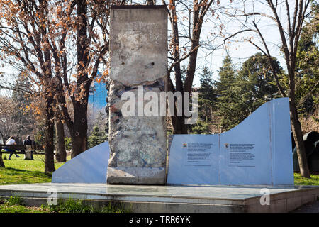 Ein Abschnitt der Berliner Mauer, als Teil einer Gedenkstätte, der Park vor dem Nationalen Kulturpalast (NDK) im Zentrum von Sofia, Bulgarien Stockfoto