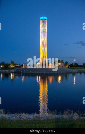 Springbrunnen und Lichtsäule in Iowa Urbandale Stockfoto