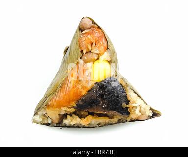 Chinesische Küche, Zongzi oder klebrigen Reis Knödel eingewickelt in getrockneten Bambus Blatt im Drachenboot Festival. Stockfoto