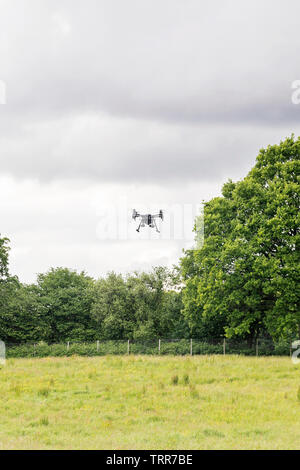 Drone Flug in der Landschaft - Kommerzielle Drone Operation Stockfoto