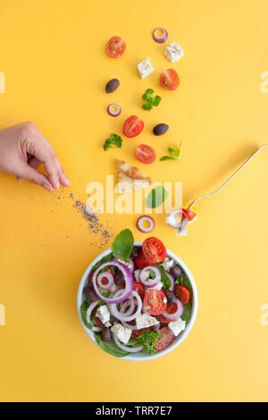 Pfeffer bestreut, in einen Sommer Salat mit Feta Käse, kalamata Oliven und Tomaten Stockfoto