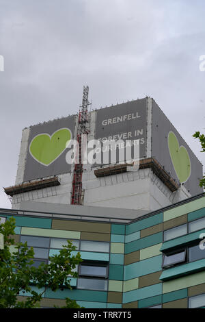 London, UK, 11. Juni 2019 Tagsüber. Grenfell Turm, dem Schauplatz der verheerenden tödlichen Feuer auf der Woche der zweite Jahrestag. Stockfoto