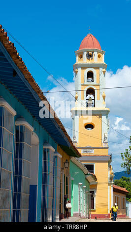 Blick auf den Glockenturm der Kirche des Hl. Franziskus aus der Ecke der Plaza Mayor, Trinidad, Sancti Spiritus, Kuba, Karibik