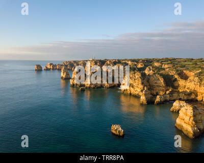 Algarve Antenne drone Panoramablick. Erstaunliche Landschaft bei Sonnenaufgang. Schöner Strand in der Nähe von Lagos, Algarve, Portugal. Marine mit Cliff Felsen. Stockfoto