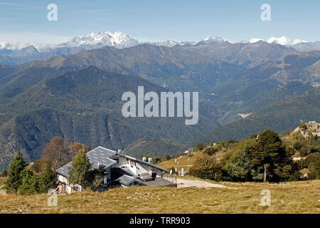 Italien Piemontesische Seen Blick auf die Schweizer Alpen Monte Montarone oberhalb von Stresa Stockfoto