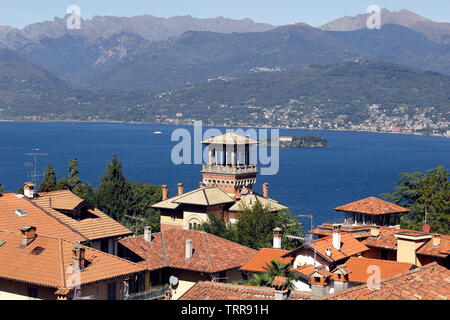 Italien Piemont Seen Area Blick auf den Lago Maggiore Schweizer Italienische Alpen Ziegeldächer über Stresa Stockfoto