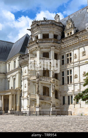 Die Wendeltreppe im Francois I Flügel des Château de Blois in Frankreich an einem sonnigen Frühlingstag Stockfoto