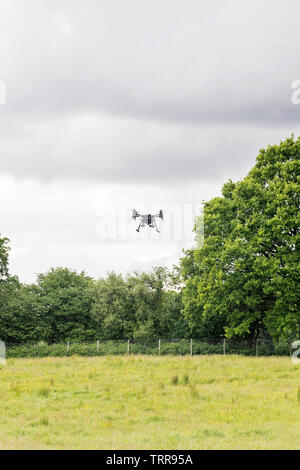 Drone Flug in der Landschaft - Kommerzielle Drone Operation Stockfoto