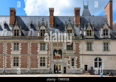 Die Fassade der Louis XII Flügel des Château de Blois in Frankreich an einem Frühlingstag Stockfoto