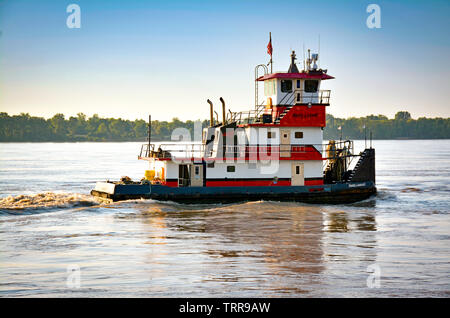 Ansicht eines Tug Boat oder Drücker Boot auf dem mächtigen Mississippi River bei Sonnenuntergang in der Nähe von Greenville, Mississippi, USA Stockfoto