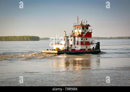 Ansicht eines Tug Boat oder Drücker Boot auf dem mächtigen Mississippi River bei Sonnenuntergang in der Nähe von Greenville, Mississippi, USA Stockfoto