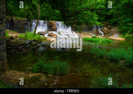 Älteste Talsperre in Tennessee ist auf Big Creek an AMIS-Mühle in Rogersville, Tennessee Stockfoto