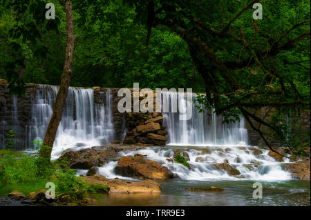 Älteste Talsperre in Tennessee ist auf Big Creek an AMIS-Mühle in Rogersville, Tennessee Stockfoto