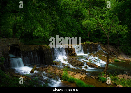 Älteste Talsperre in Tennessee ist auf Big Creek an AMIS-Mühle in Rogersville, Tennessee Stockfoto