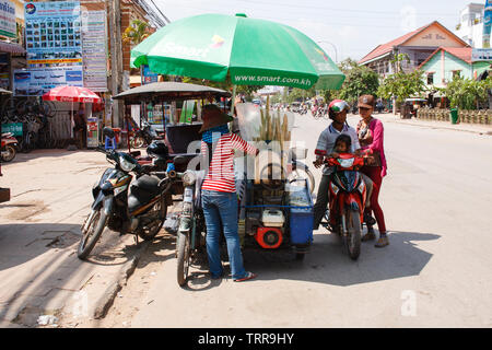 Siem Reapl, Kambodscha - 30. April 2013: Frau Verkauf von Eis im berühmten Pub Street im Zentrum von Siem Reap. Stockfoto