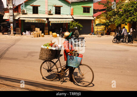 Siem Reapl, Kambodscha - 30. April 2013: Frau verkaufen Obst im berühmten Pub Street im Zentrum von Siem Reap. Stockfoto