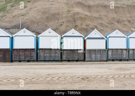 Ausblick aufs Meer bucht Mudeford Hampshire mit Strandhütten Stockfoto