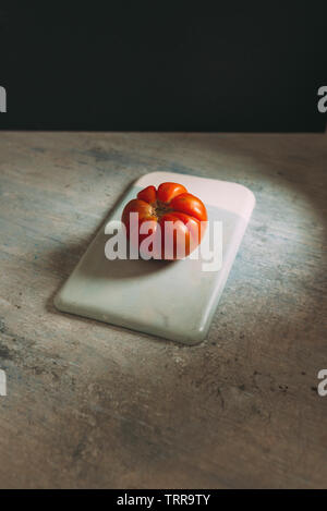 Frische rote Marmande RAF rote Tomaten, auf himmlischen und weißen Stein Tabelle Stockfoto