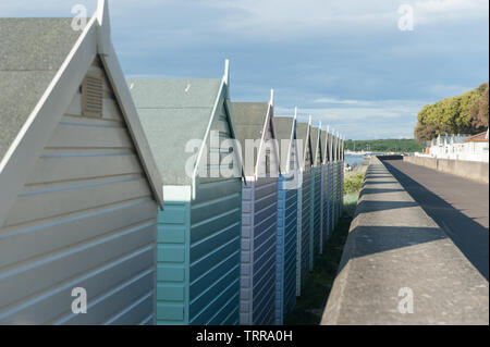 Ausblick aufs Meer bucht Mudeford Hampshire mit Strandhütten Stockfoto