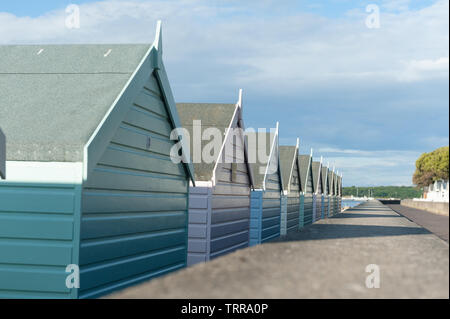 Ausblick aufs Meer bucht Mudeford Hampshire mit Strandhütten Stockfoto