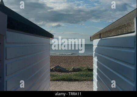 Ausblick aufs Meer bucht Mudeford Hampshire mit Strandhütten Stockfoto