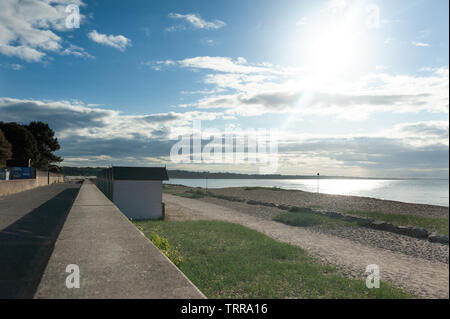 Ausblick aufs Meer bucht Mudeford Hampshire mit Strandhütten Stockfoto