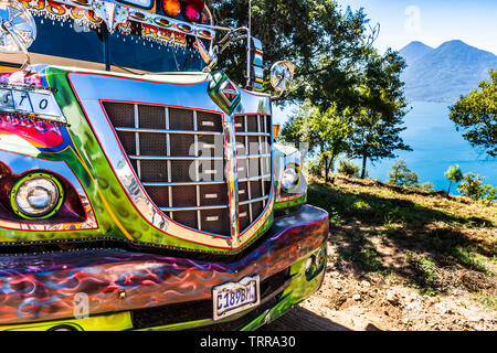 - Atitlan See, Guatemala - November 10, 2018: Renoviert US School Bus als öffentliche Bus mit Blick auf den Lago Atitlan See & Vulkane verwendet. Stockfoto