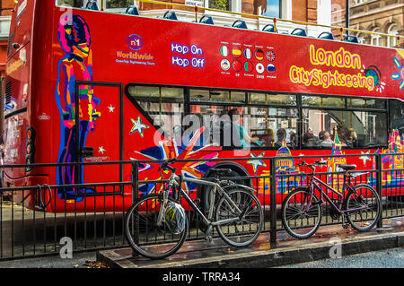 London City Sightseeing Bus, stoppte an der Ampel. Dies ist einer der beste Weg, die meisten von London in kurzer Zeit zu genießen Stockfoto