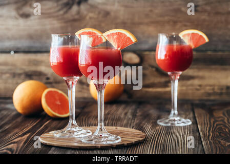 Drei Gläser von Mimosa Cocktail auf der Holz- Hintergrund Stockfoto