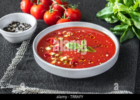 Teil der Gazpacho mit Zutaten auf dem Holztisch Stockfoto