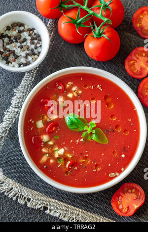 Teil der Gazpacho mit Zutaten auf dem Holztisch Stockfoto