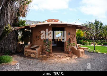 Traditionelle cob Haus oder Casa De Barro innerhalb des Viveiro Botanische Gärten, Insel Sal, Kap Verde, Afrika Stockfoto