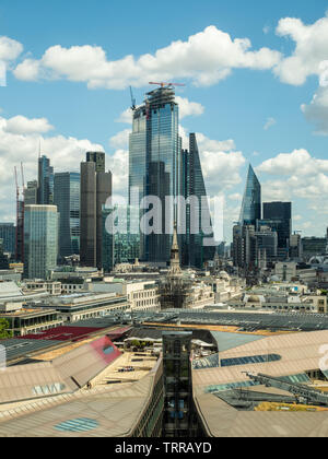 Blick von St Pauls Cathedra mit "One New Change" Bottom und Wolkenkratzern im Hintergrund, London, England. Stockfoto