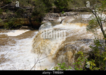 Katarakt fällt auf den Mill Creek, nach starken Regenfällen Stockfoto