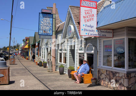 Storefronts auf der Oregon Coast Highway, Depoe Bay, Oregon, USA Stockfoto