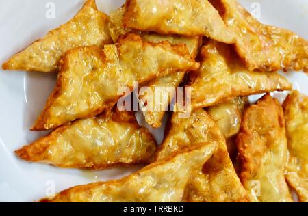 Thailändische Küche und Essen, Nahaufnahme Goong Gra Buang oder knusprige Garnelen Pfannkuchen gefüllt mit Garnelen und Schweinefleisch. Stockfoto