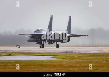 Ein USAF F-15 Taxis am Ende der Start- und Landebahn am RAF Lakenheath, Suffolk, Großbritannien. Stockfoto