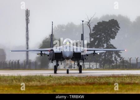 Ein USAF F-15 Taxis am Ende der Start- und Landebahn am RAF Lakenheath, Suffolk, Großbritannien. Stockfoto