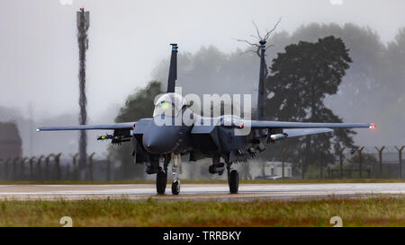 Ein USAF F-15 Taxis am Ende der Start- und Landebahn am RAF Lakenheath, Suffolk, Großbritannien. Stockfoto