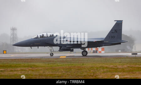 Ein USAF F-15 Taxis am Ende der Start- und Landebahn am RAF Lakenheath, Suffolk, Großbritannien. Stockfoto