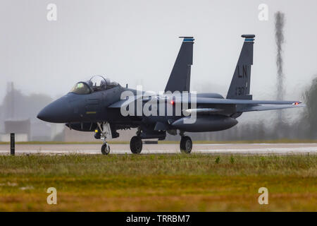 Ein USAF F-15 Taxis am Ende der Start- und Landebahn am RAF Lakenheath, Suffolk, Großbritannien. Stockfoto