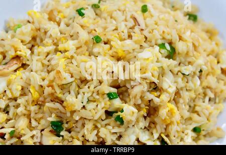 Küche und Essen, Nahaufnahme, Teller mit Krabben gebratener Reis serviert normalerweise serviert mit Gurke in Scheiben schneiden und würziger Sauce. Stockfoto