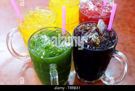 Frische thailändische Iced schwarzen Kaffee, Gotu Kola Saft mit Chrysanthemen und RoselleIced Eistee auf Tisch. Stockfoto