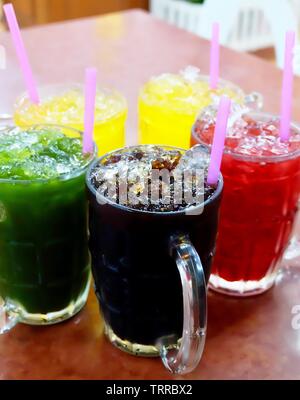 Frische thailändische Iced schwarzen Kaffee, Gotu Kola Saft mit Chrysanthemen und RoselleIced Eistee auf Tisch. Stockfoto