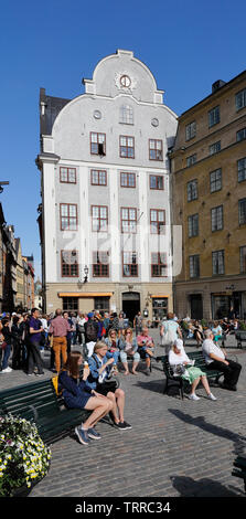 Stockholm, Schweden - 10. Juni 2019: Menschen am Platz Stortorget in der Altstadt. Stockfoto